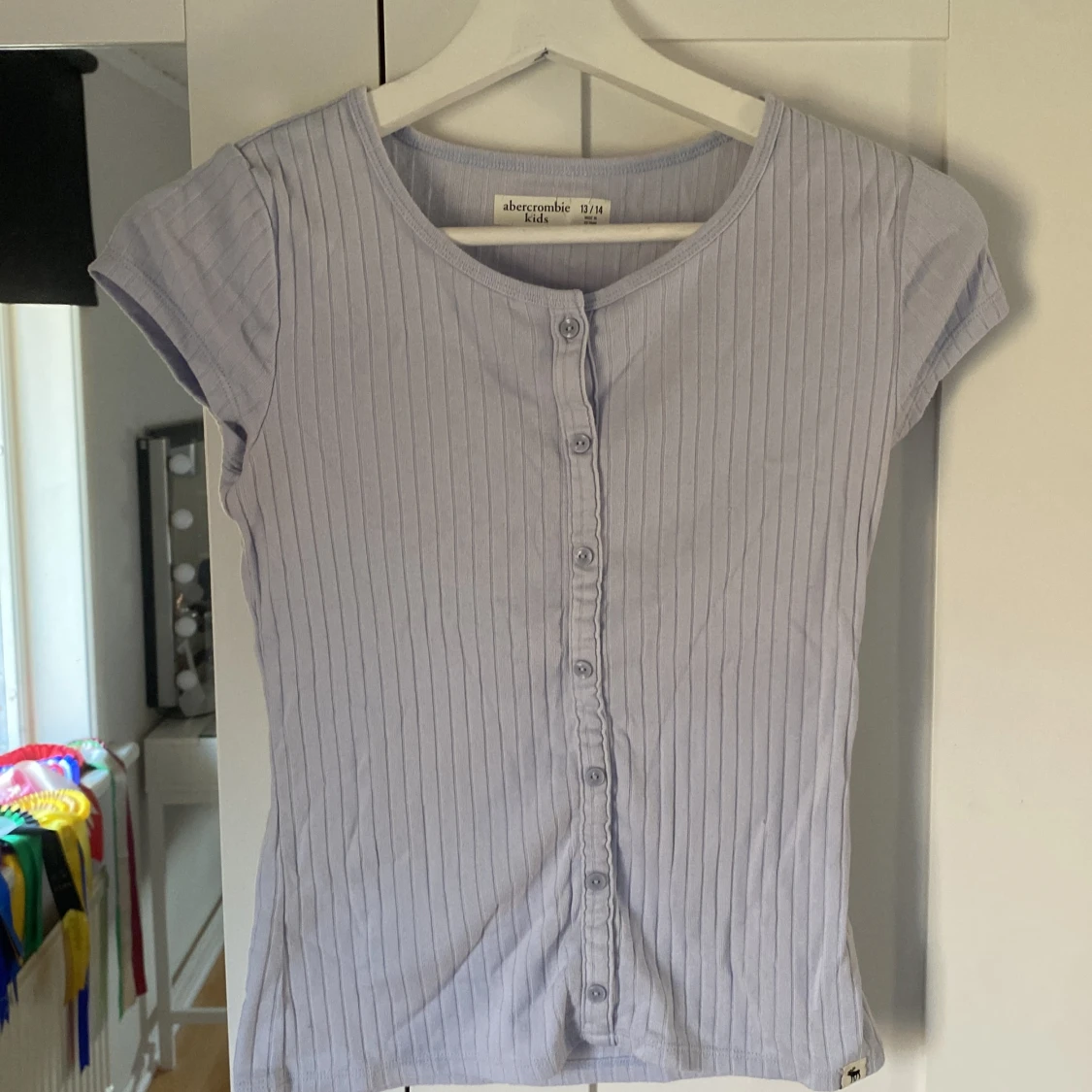 Jättesöt topp med knappar