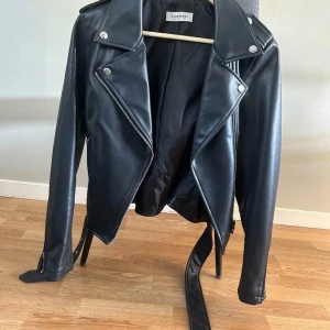 Svart skinnjacka  - Säljer en svart skinnjacka, använd ett fåtal gånger