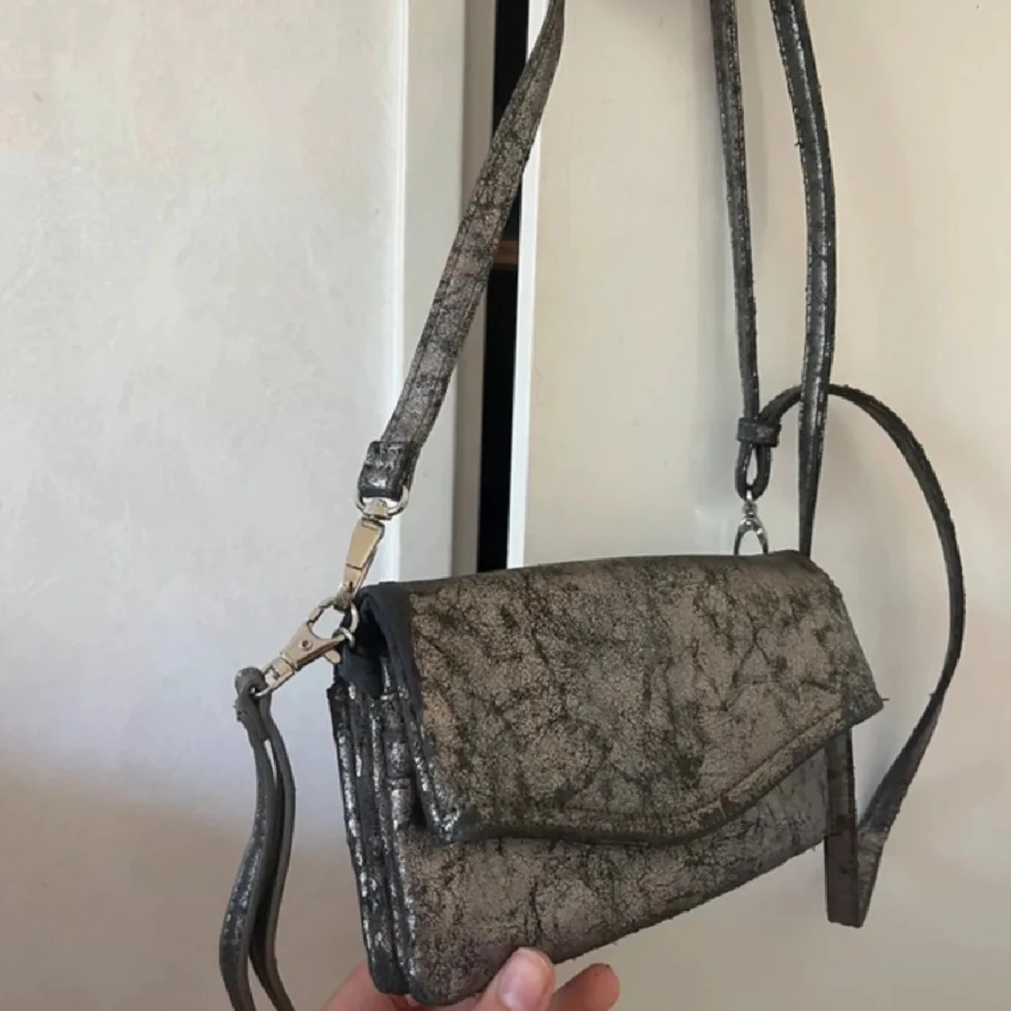 Silvrig axelremsväska  - 1