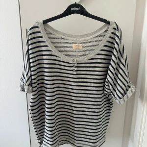 Randig tröja från Aerie - Säljer en randig tröja från Aerie i grått och svart. Tröjan har en rund halsringning och knappar framtill. Perfekt för en avslappnad stil.