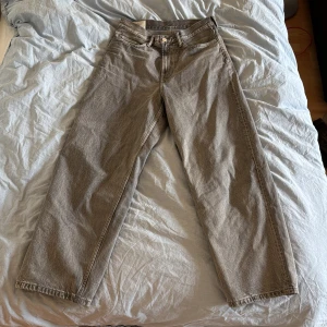 Grå baggy jeans från H&M - Midja 30/31, Längd 34