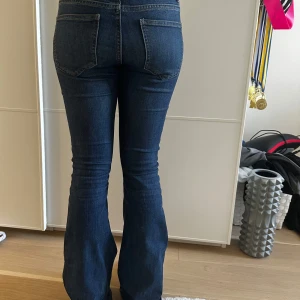 Mörkblå bootcut jeans - Snygga mörkblå bootcut jeans från Lindex. 