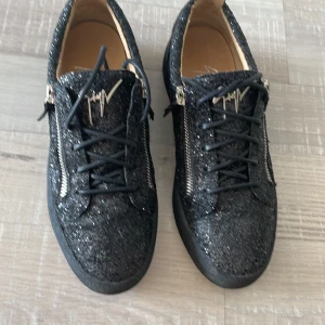 Giuseppe zanottis SJUKT PRIS !🏆  - Snygga svarta sneakers från Giuseppe Zanotti med glittrig yta  skorna är nyskick inga skador nypris 6250kr mitt pris 1250kr   var snabb ifall du undrar nått är det bara att skriva 