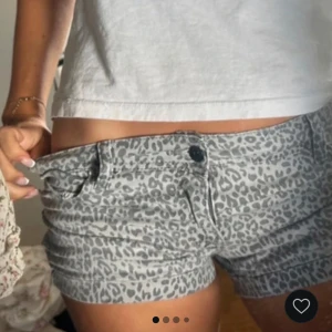 Leopard shorts - Så snygga shorts i leopard mönster i jätte bra skick köpta på Vinted men från märket R&D storlek L men skulle säga att det passar nån med storlek S-M 🥰 (lånad första bild) 