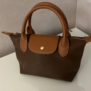 Longchamp liknande väska - Longchamp liknande väska som kommer med en rem som går av och att sätta på❤️Köpt i en affär i Italien❤️