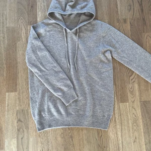 Merinoull Hoodie - En sjukt snygg Merinoull Hoodie i en ljusgrå färg!🌟 Storlek S. Bara testad, aldrig använd! Hör av dig vid intresse eller minsta fundering!😊