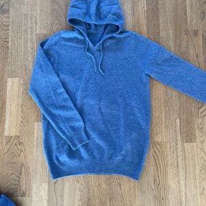 Merinoull Hoodie - En riktigt snygg Merinoull Hoodie i en väldigt unik och sjukt snygg blå färg!🌟 Storlek XS. Bara testad, aldrig använd! Hör av dig vid intresse eller minsta fundering!😊