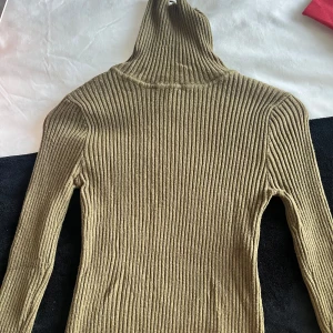 Grön ribbad polotröja  - Grön polotröja från Forever 21 i storlek S