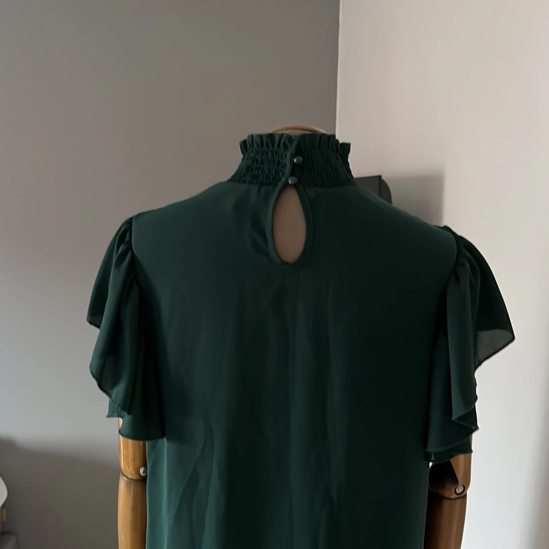 Mörkgrön blus med volangdetaljer - 1