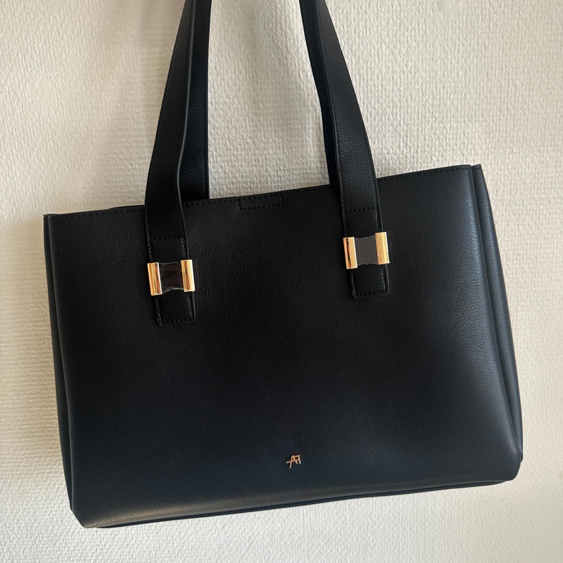 Svart axelväska med gulddetaljer - 1