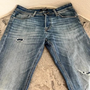 Jack & Jones jeans  - Hej! Säljer ett par jack & jones jeans i storlek 31/32, snygg tvätt med slitningar, skriv gärna över funderingar och pris kan diskuteras😊