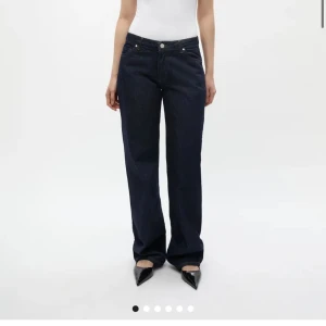Envii mörkblå lowwaist straight jeans, strl 36 - Snygga mörkblå jeans från Envii i modellen ENBETTY JEANS. De har låg midja och raka ben och är tillverkade i 100% ekologisk bomull. Perfekta för dig som gillar en enkel och clean look med lite loose fit. Använda 2-3 gånger. 