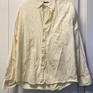 Vit skjorta från Claudio - Klassisk vit skjorta från Claudio med lång ärm, bröstficka och knappar hela vägen. Skjortan har en stilren krage med knappdetaljer och är tillverkad i mjuk bomull. Perfekt för dig som gillar enkel och clean stil.