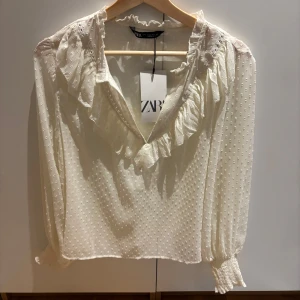 Blus från Zara  - Blus från Zara. Aldrig använd och har lappen kvar. Är i storlek L men skulle säga att den passar till en M.