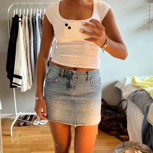 Ljusblå jeanskjol med rå kant - As snygg ljusblå jeanskjol.