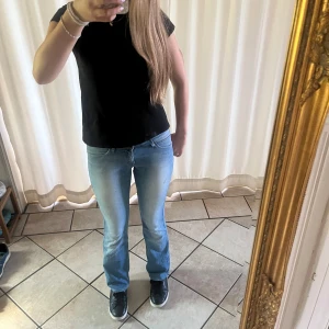 Ljusblå Lee jeans modell Joliet, lågmidjade bootcut - Säljer par Lee jeans i modellen Joliet och storlek W27 L31. Bootcut och lågmidjade. Jeansen har klassisk femficksdesign, normal passform och är tillverkade i mjukt denimtyg. Snyggt lätt utsvängda ben ger en avslappnad vibe.