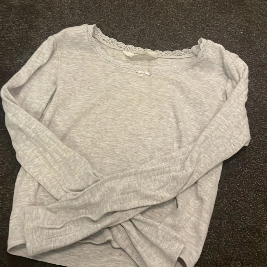 Ljusgrå långärmad topp med spets H&M