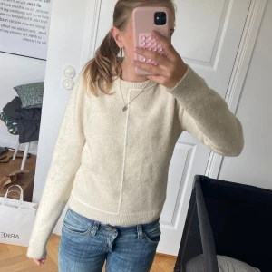 Beige stickad tröja från Zara - Det här är en jättefin och mysig stickad tröja från zara. Den är nästan helt oanvänd och är därför i jättebra skick. Skriv gärna om ni har några frågor eller vill ha flera bilder💕💕(nypris 400kr)
