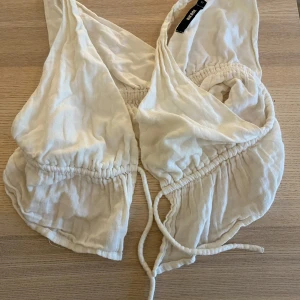 Topp med knytning  - Topp från bikbok. Jättefint skick, stl 36