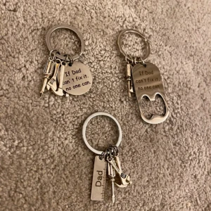 Nyckelring i silverfärg med verktygsberlocker - Säljer en cool nyckelring i silverfärgad metall med små berlocker som hammare, skruvmejsel och skiftnyckel. Perfekt present till pappa eller någon som gillar verktyg.