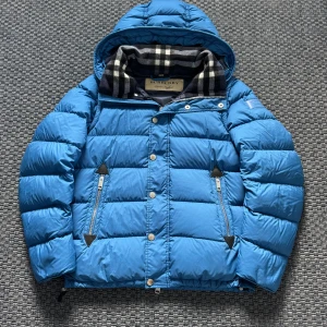 Burberry Jacka - Blå Burberry vinterjacka storlek 48 motsvarar S/M