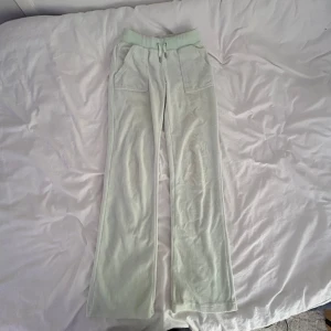 Turkosa juicy byxor - Säljer mina juicy byxor, jättefint skick men ser dåligt ut i kameran