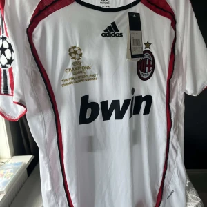 AC Milan Kaka Champions League tröja - Tja, säljer en vit AC Milan bortatröja  Champions League-finalen 2007i storlek L men passar även M. Priset är it fast så skicka prisförslag 