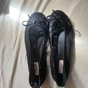 Svarta spetsballerinaskor  - Helt nya oanvända Nelly ballerina skor i spets. Absolut inga skador så de aldrig är använda då de e förstora. Nypris är 350kr men säljer för strax under men pris går att diskuteras.