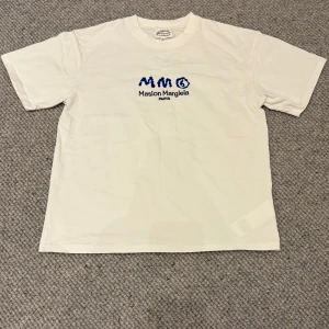 Maison Margiela t-shirt  - Säljer en riktigt fet maison margiela tröja som är använd en gång, bra skick och ett tjockare material på tyget som gör det lite mer exklusivt🤩 Var inte rädda att fråga och fundera😊