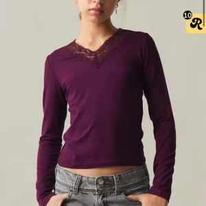 Vinröd långärmad topp med spets - Supersnygg vinröd långärmad topp från Gina Tricot med v-ringning och spetsdetalj vid halsen. Storlek 170 och knappt använd ny pris är 200 och säljs ej mer