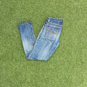 Blå Nudie Jeans - Extremt snygga jeans från Nudie Jeans. Inget fel med byxorna. Priset är inte hugget i sten och kan diskuteras. Hör gärna av dig gällande frågor!