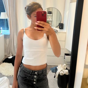 Svart jeanskjol  - Säljer min svarta jeanskjol ifrån hm. Har andvända fåtal gånger och kjolen är i storlek 152🥰