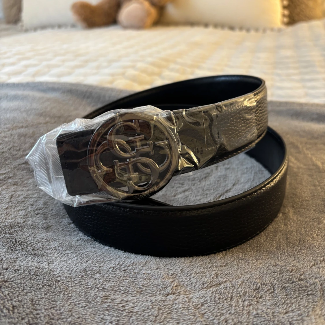 Svart skärp från Guess med metallspänne