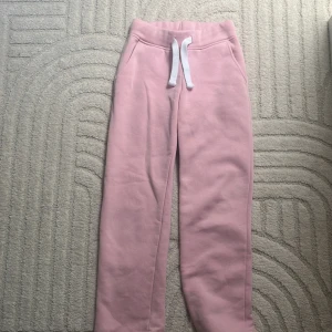 Russemerch byxor - Ett par rosa byxor från Russemerch i storlek XXS. Har använts ett par gånger men är fortfarande i bra skick, dvs inga hål eller märken. Säljer pga att jag vill köpa en större storlek💗