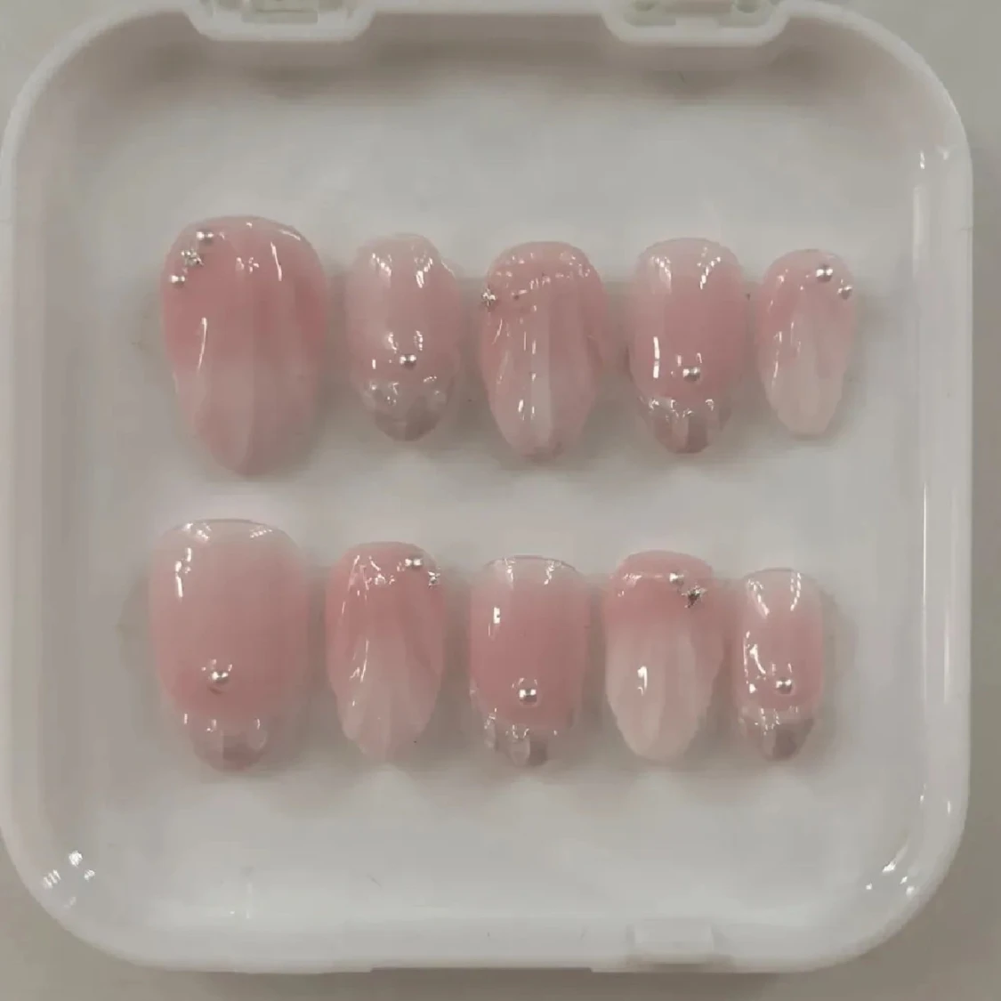 Rosa konstnaglar med pärldekor - 1