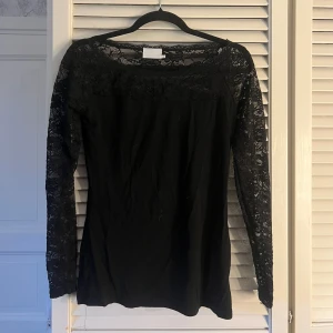 svart spetsblus  - skit snygg men tyvärr för stor för mig 