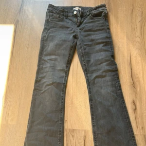 Gina tricot jeans - Svarta/gråa gina jeans väldigt lowwaist, inga defekter  jeansen är i storlek 164, skulle säga runt xs/s men de är ganska stretchiga.💕(‼️priset går alltid att diskutera‼️)