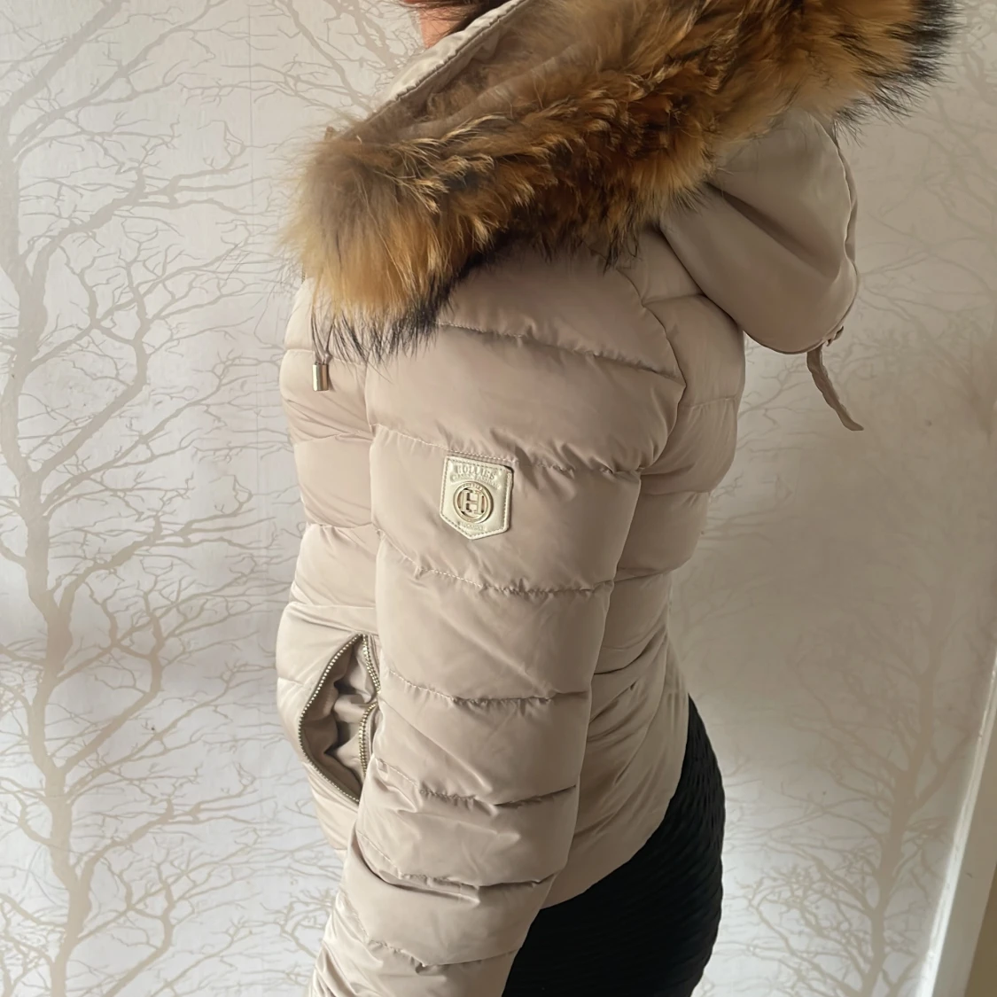 Beige pufferjacka med fuskpäls från Hollies - 2