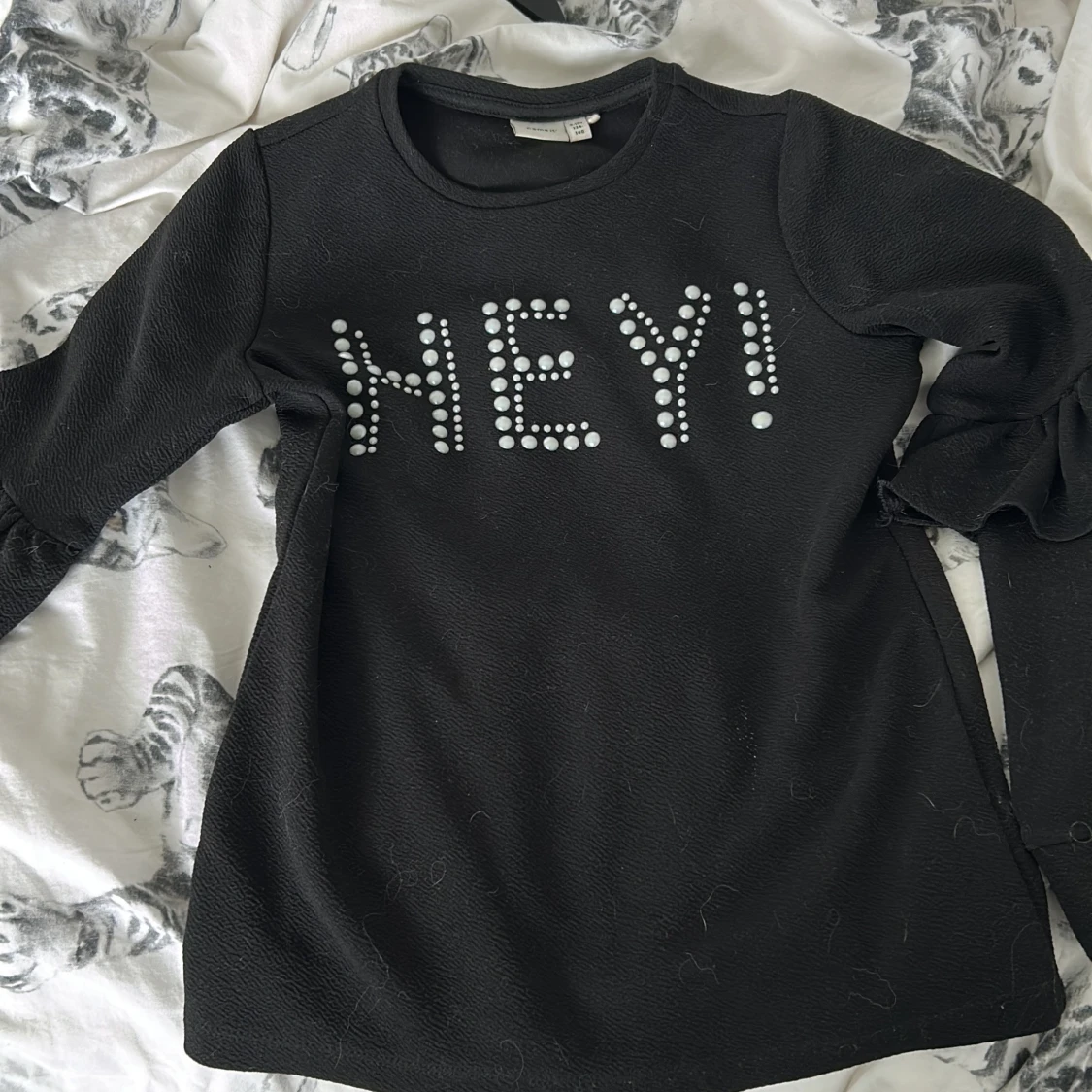 Svart långärmad tröja med pärlor