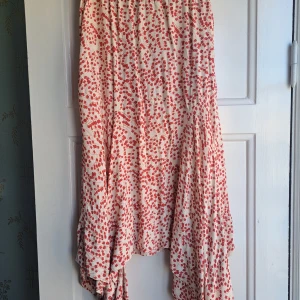 Mönstrad blomkjol - Klockad med fina detaljer