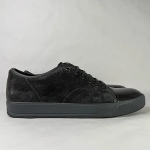 Lanvin cap toe  - Helsvarta Lanvins i nästan ny skick. Storlek 43 nypris 5000kr. Inga skador. Hör av dig om du har frågor eller funderingar