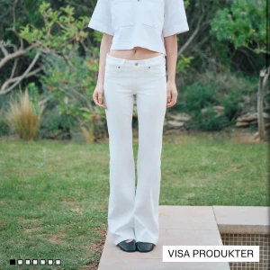 Vita bootcut jeans  - Snygga vita jeans från HM med bootcut modell och låg midja, storlek 36 men passar 32, 34 också därav små i storleken! Inget tecken på användning och i bra skick!