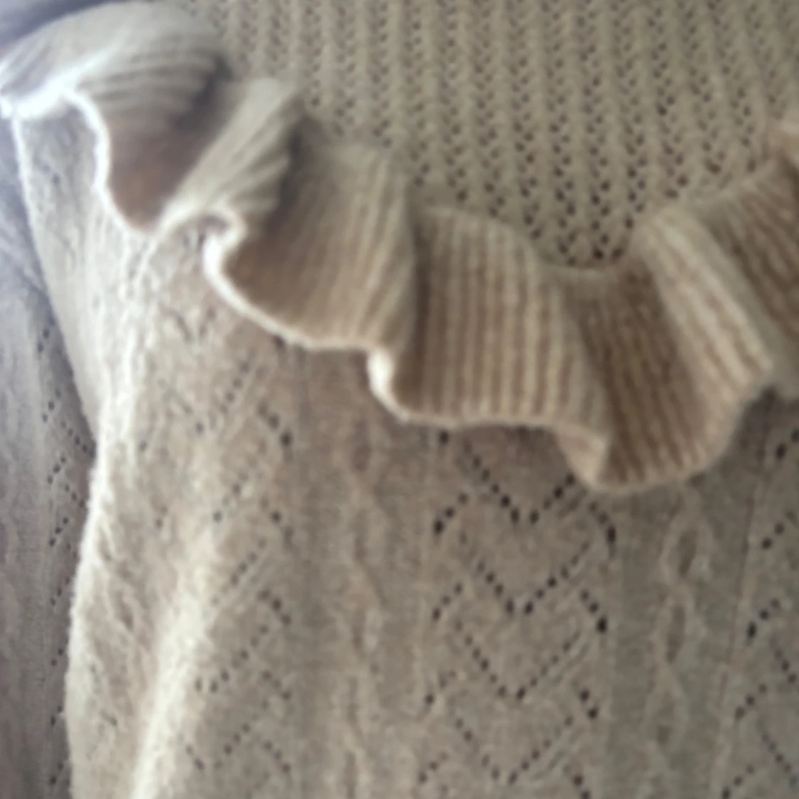 Beige stickad tröja med volang - 1