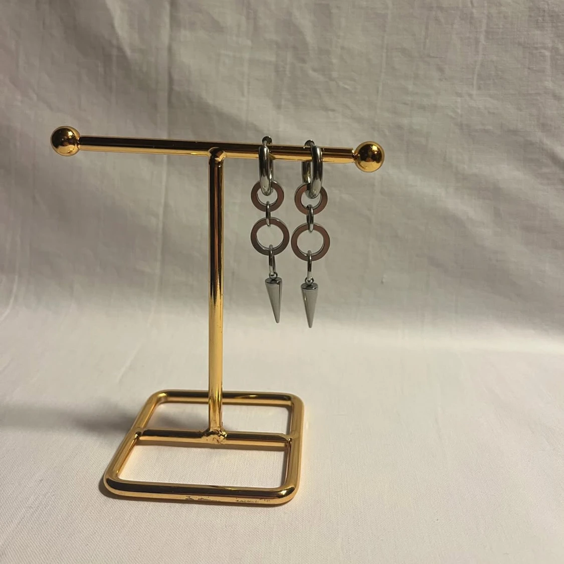 Silvriga örhängen med ringar och spikes