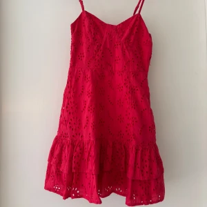 Super söt klänning!❤️ - Eftertraktad klänning från bershka❣️dragkedjan har fastnat därav priset, går säkert lätt att fixa. Annars inga defekter