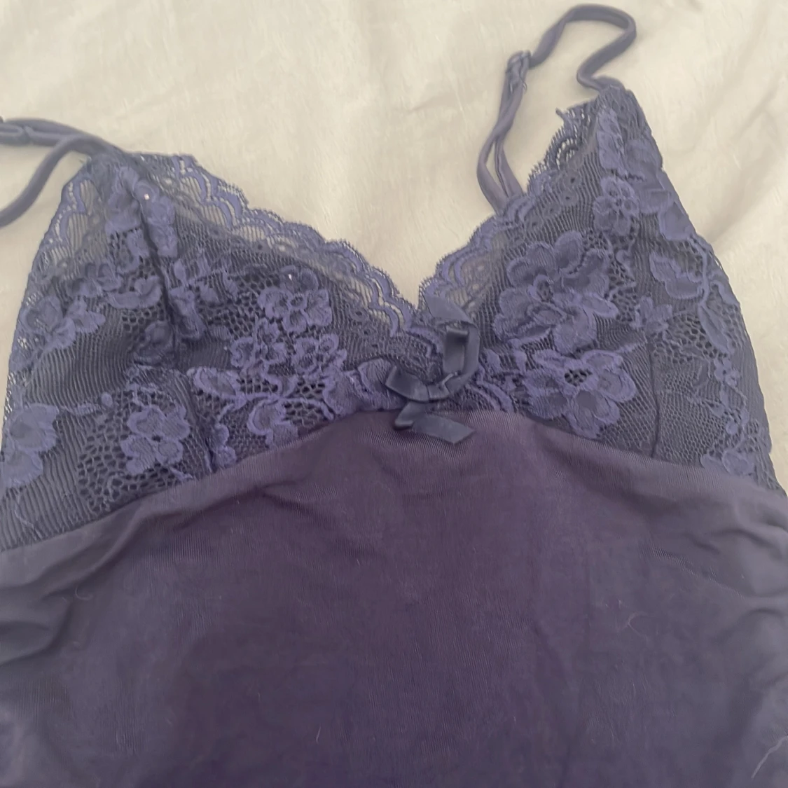 Mörklila spetsdetaljerad linnetopp - 1