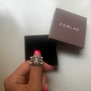 Silvrig ring med nitar från Edblad - Edblad ring, säljer då jag inte använder längre! Storlek 18,5! Pris kan diskuteras!