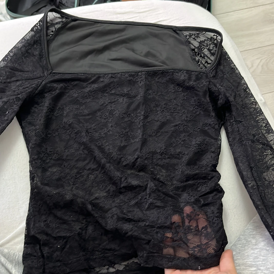 Svart spetsblus med meshdetalj