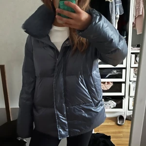 Vinterjacka  - Säljer jackan endast för bra bud !! är fortfarande osäker om jag vill sälja den. Helt ny prislappen är kvar 