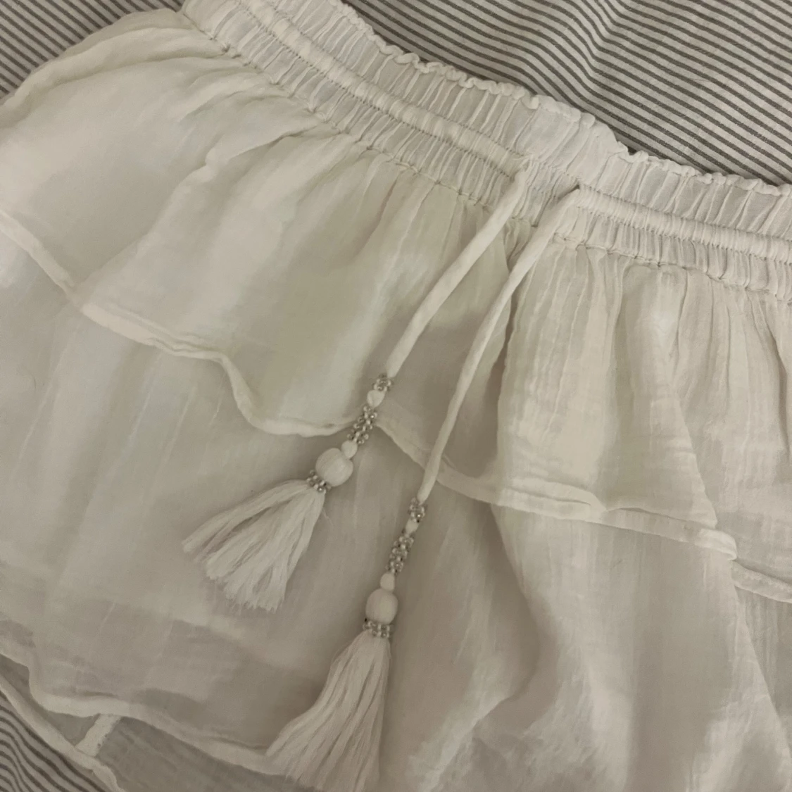 Vit volangkjol med snörning